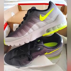 Nike Air Max Invigor size 6.5Y